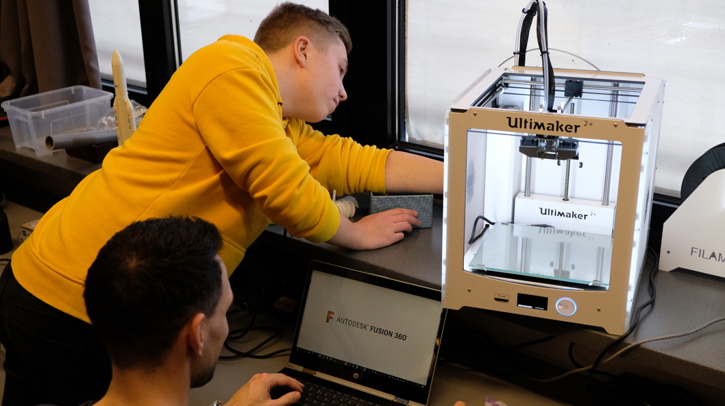 Leerling met 3D printer